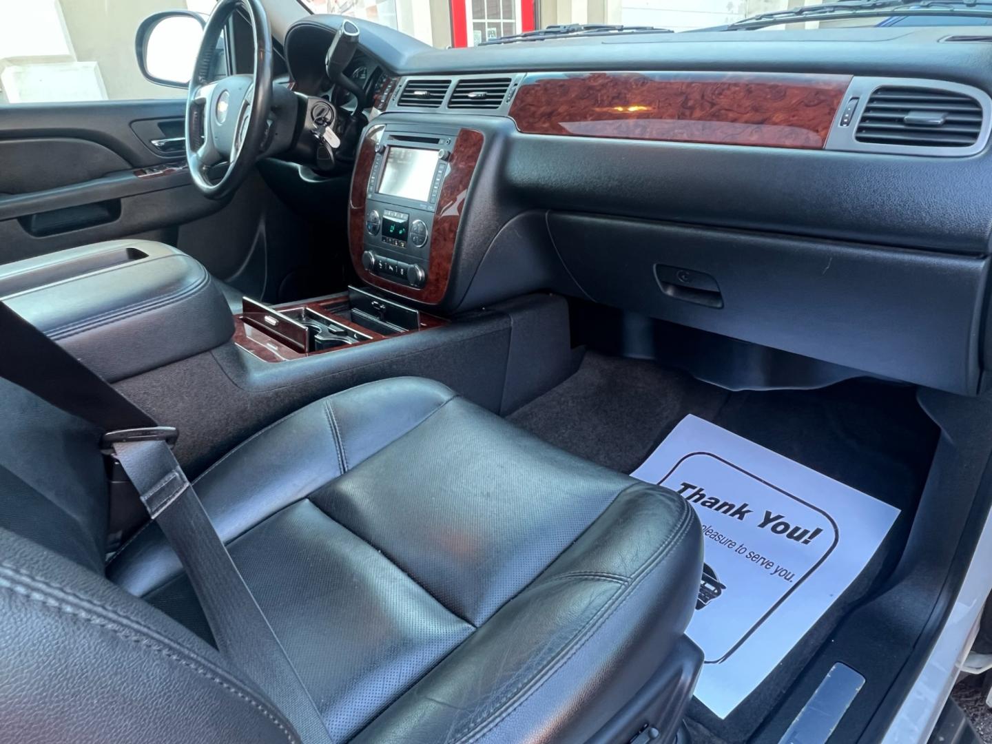 2014 White /Black Leather Chevrolet Suburban LTZ 1500 4WD (1GNSKKE77ER) with an 5.3L V8 OHV 16V FFV engine, 6 SPEED AUTOMATIC transmission, located at 1018 Brunswick Ave, Trenton, NJ, 08638, (609) 989-0900, 40.240086, -74.748085 - Photo#24